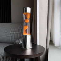 Lámpara de Lava con Base Cromo, Líquido Transparente y Lava Naranja