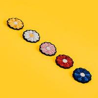 Mini Margarita Dorada Broche Hecho a Mano