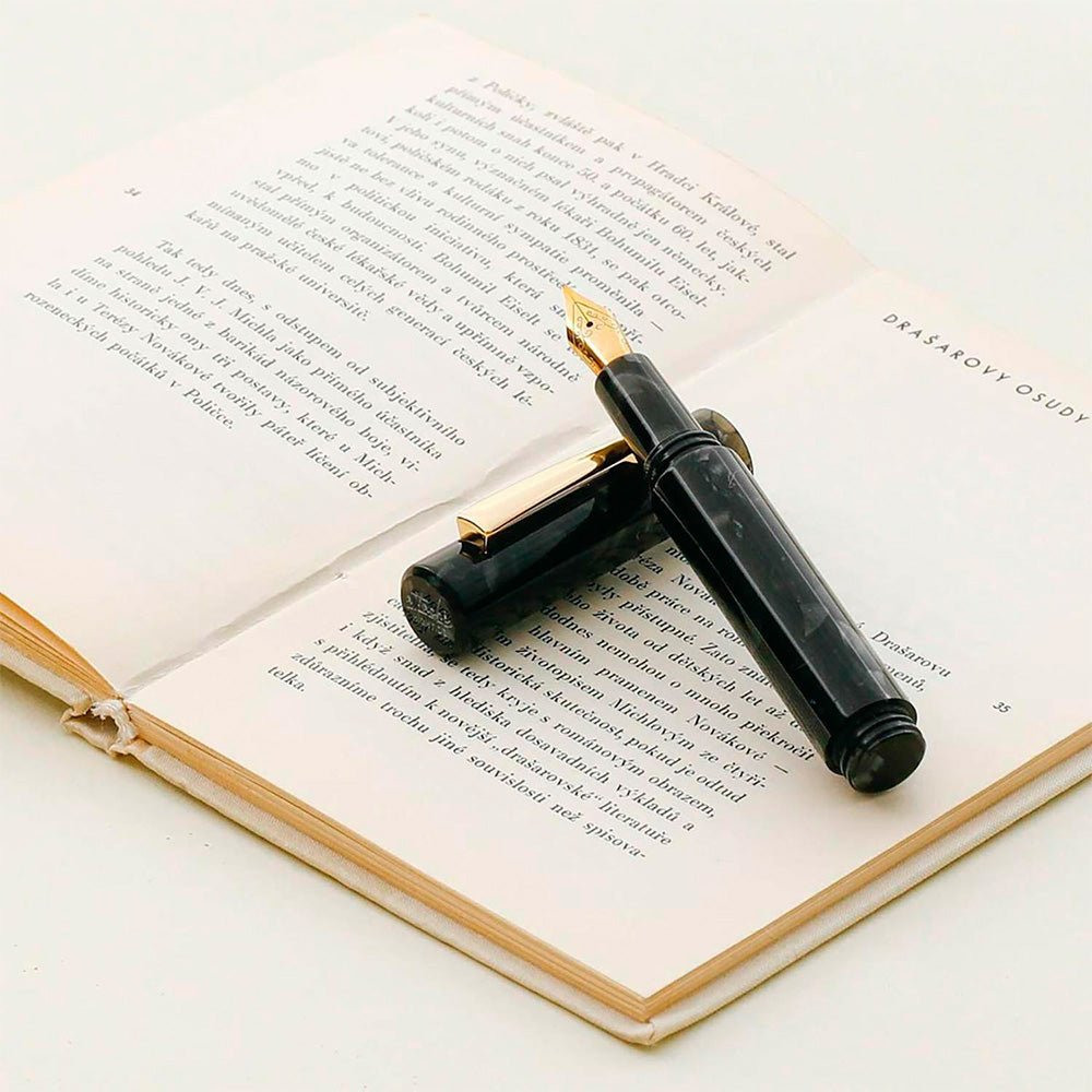 Marbled Fountain Pen Attache Black