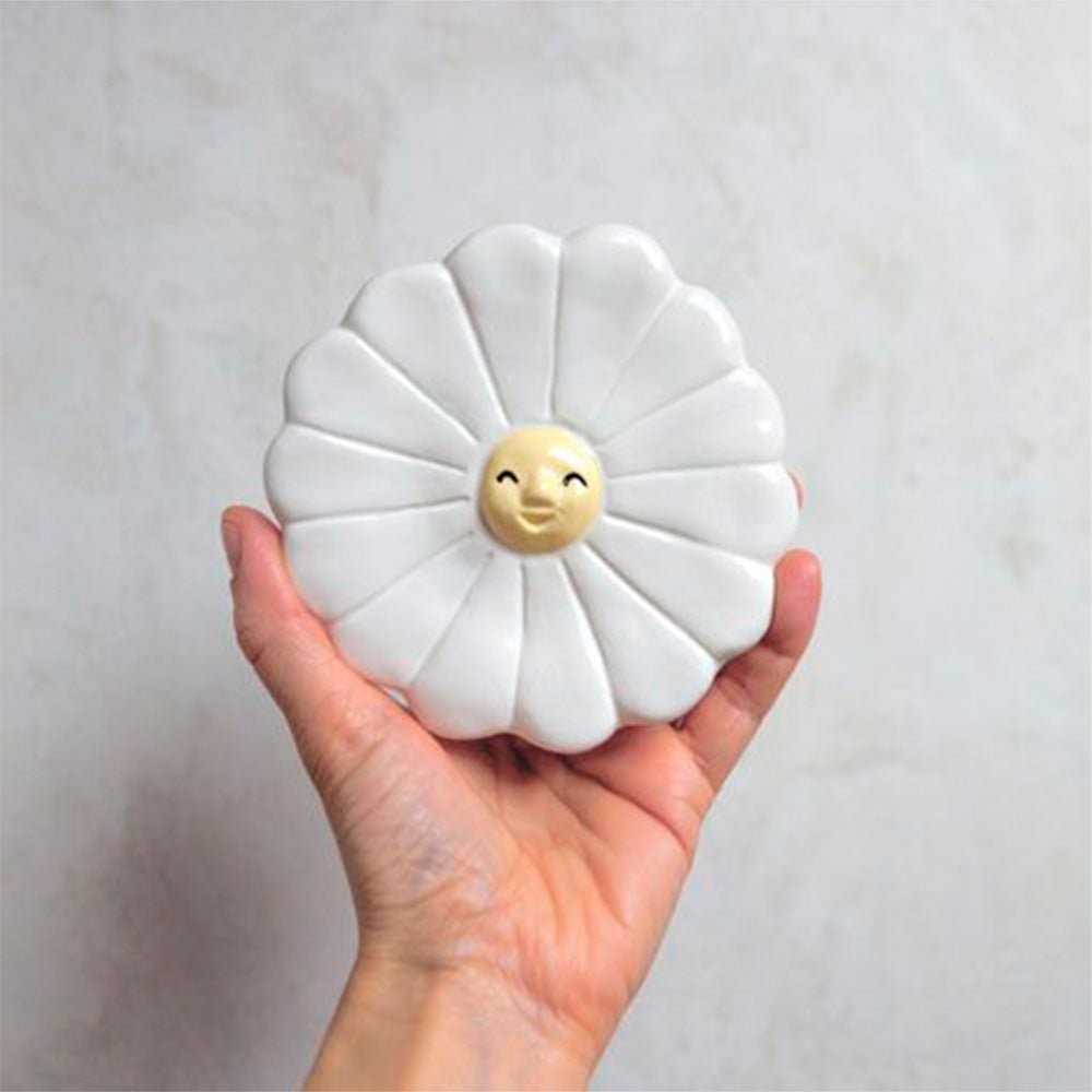 Grande fleur de marguerite aux pétales blancs