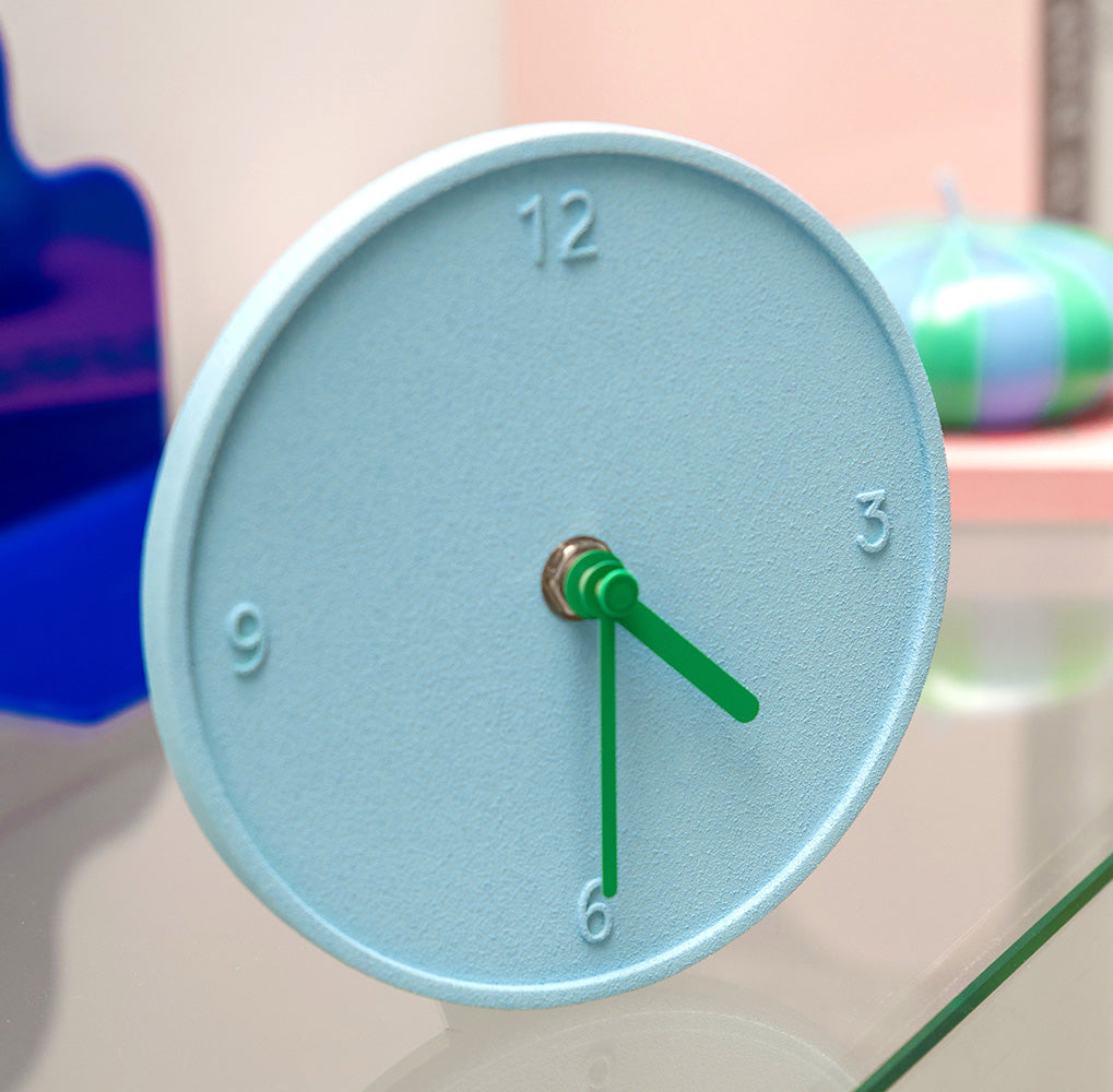 Horloge ronde brute bleu clair