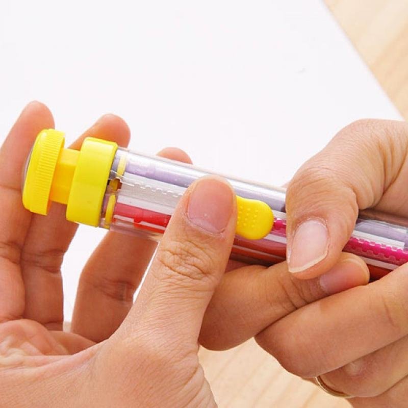 8 crayons de couleur jaune