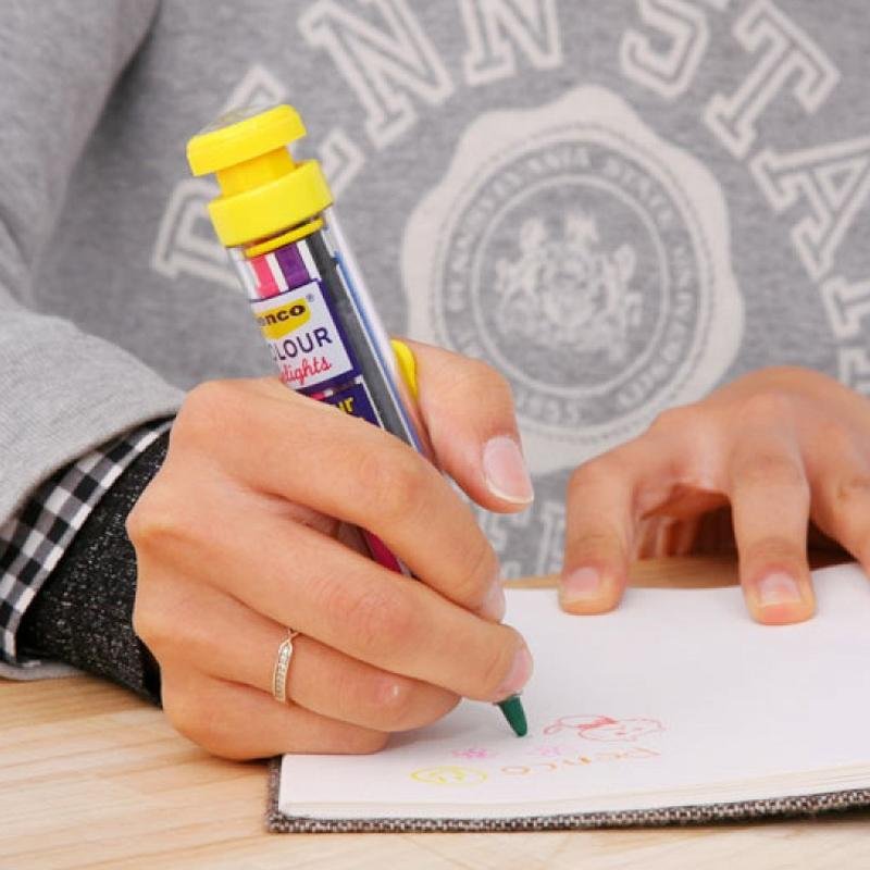 8 crayons de couleur jaune