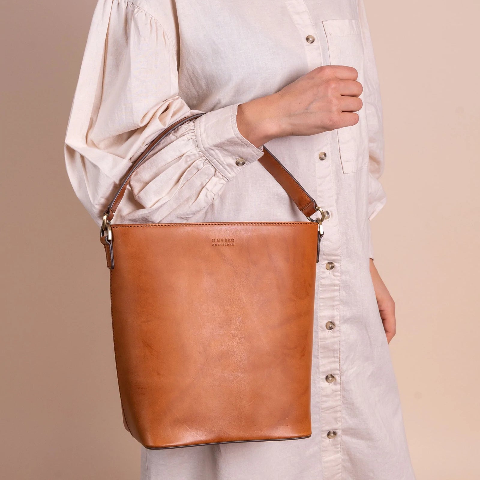 Bolso Bucket Bobbi Maxi Clásico Coñac