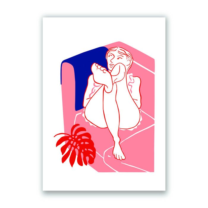 Jeune femme sur canapé Giclée Print