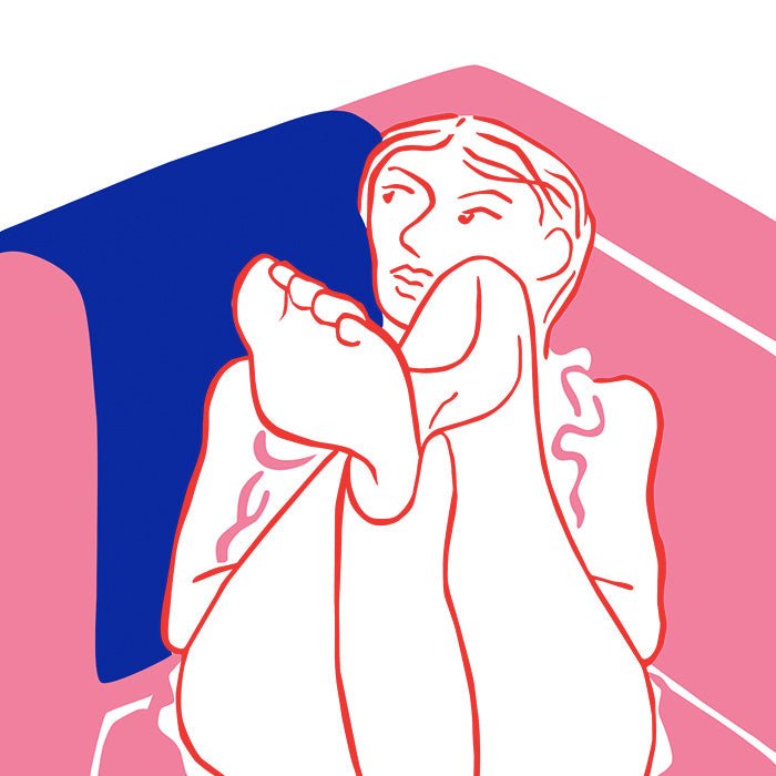 Jeune femme sur canapé Giclée Print