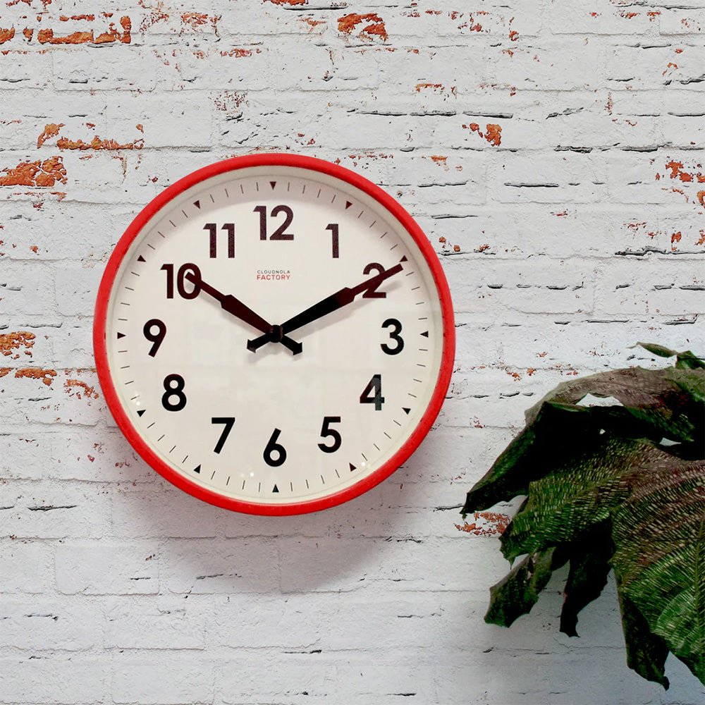 Horloge murale rouge d'usine