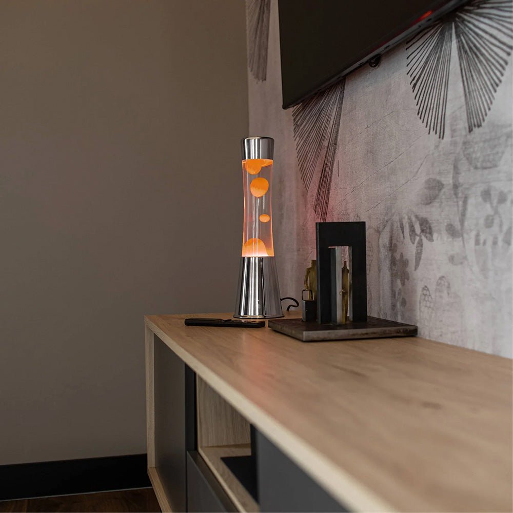 Lámpara de Lava con Base Cromo, Líquido Transparente y Lava Naranja