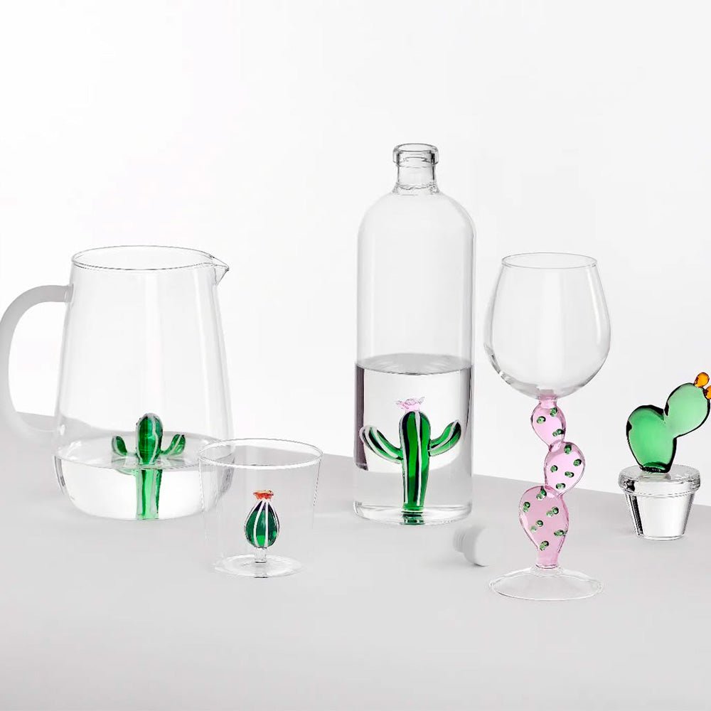 Bouteille avec des plantes du désert de cactus