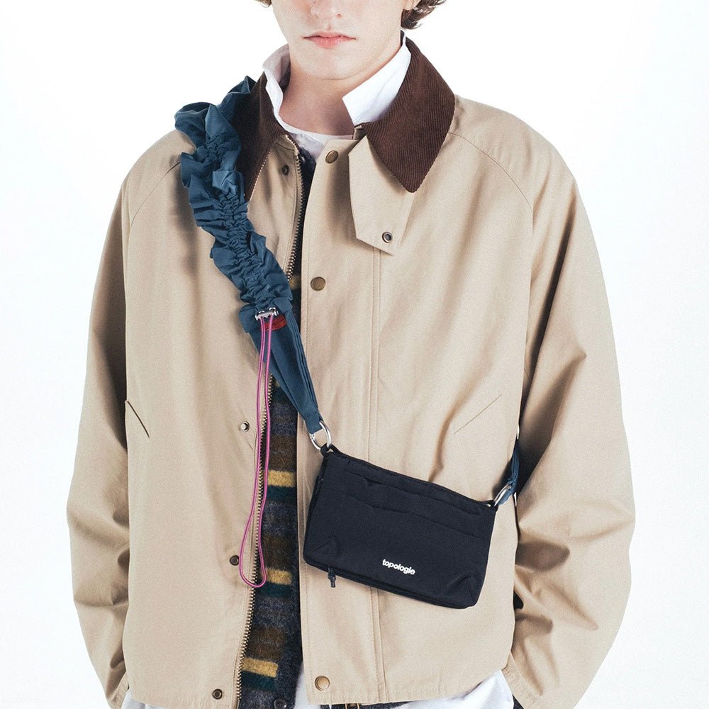 Petit sac plat en satin technique noir