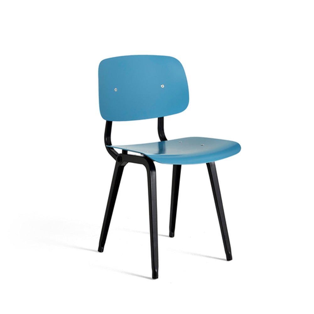 Chaise Revolt 4 pieds en acier avec revêtement en poudre noire, glisse standard - assise/dossier en ABS recyclé bleu clair