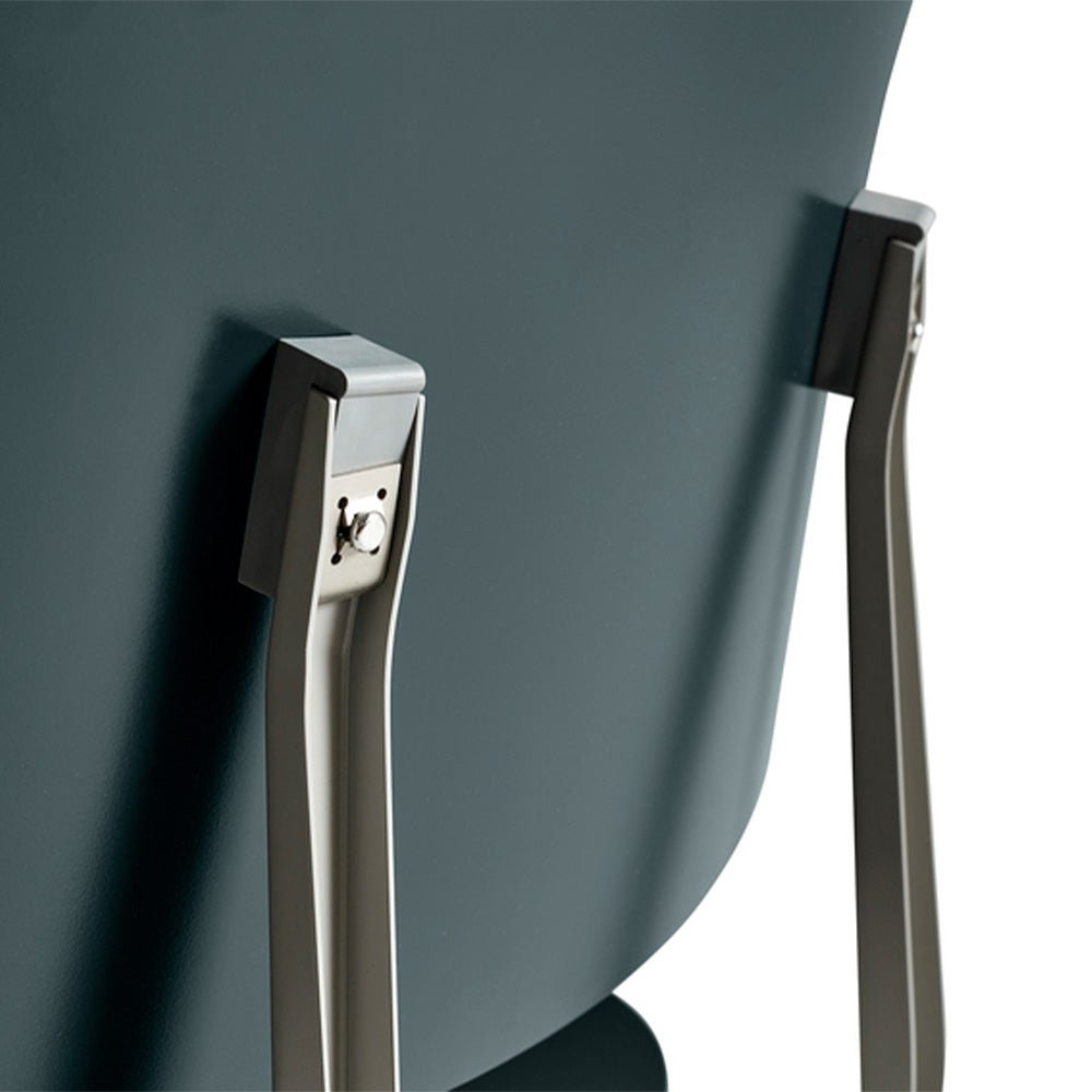 Silla Revolt 4 Patas de Acero con Recubrimiento de Polvo Negro Deslizador Estándar-Asiento / Respaldo de ABS Reciclado Azul Celeste