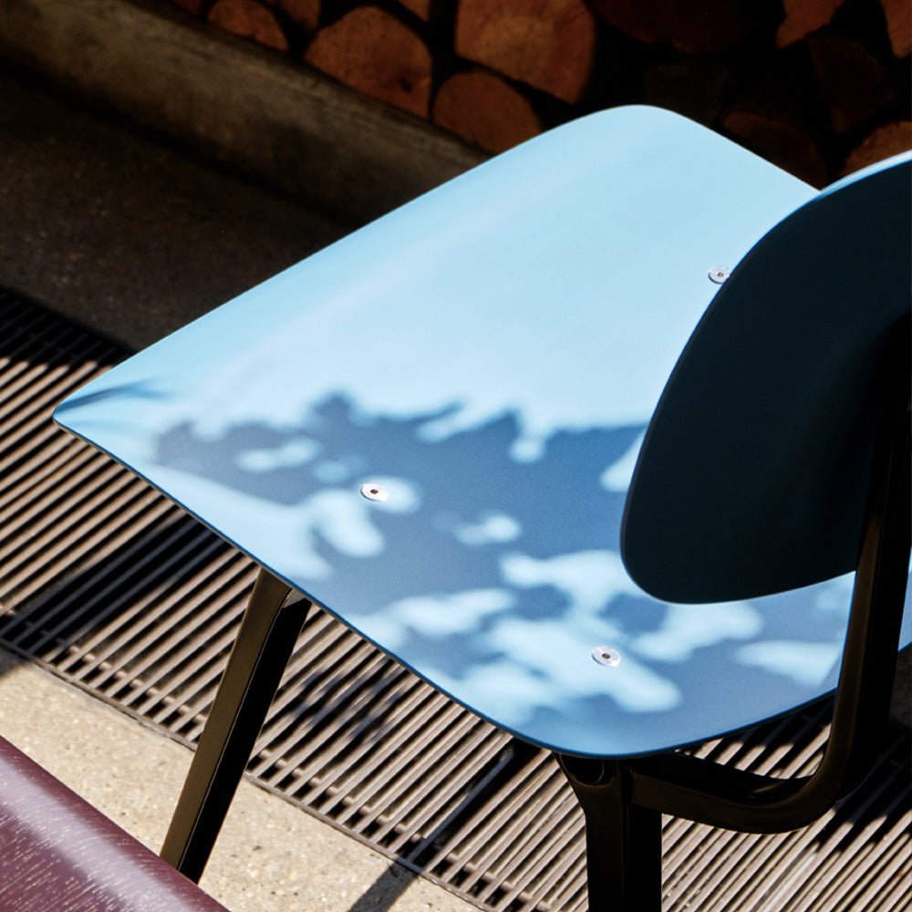 Chaise Revolt 4 pieds en acier avec revêtement en poudre noire, glisse standard - assise/dossier en ABS recyclé bleu clair