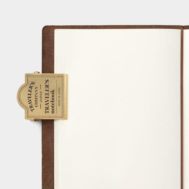 TRAVELER'S notebook Recambio 030 Clip Latón Logo TRC